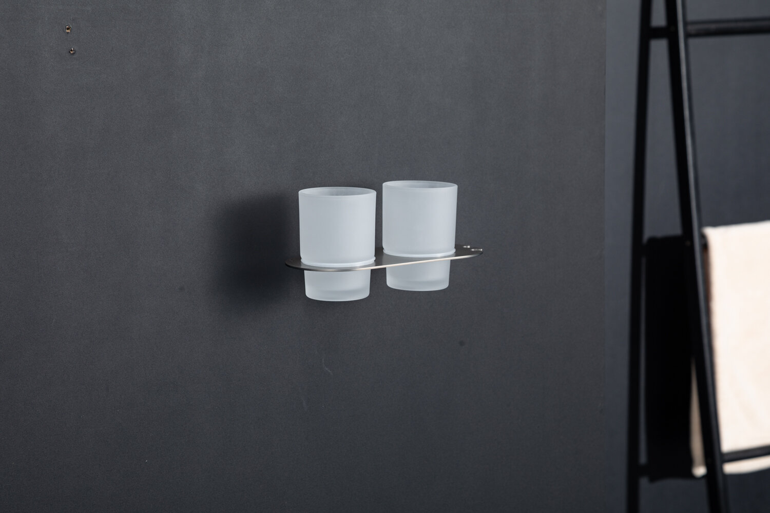 Держатель+ 2 стакана для ванной комнаты Gappo G30908-9 металл/стекло цвет оружейная сталь