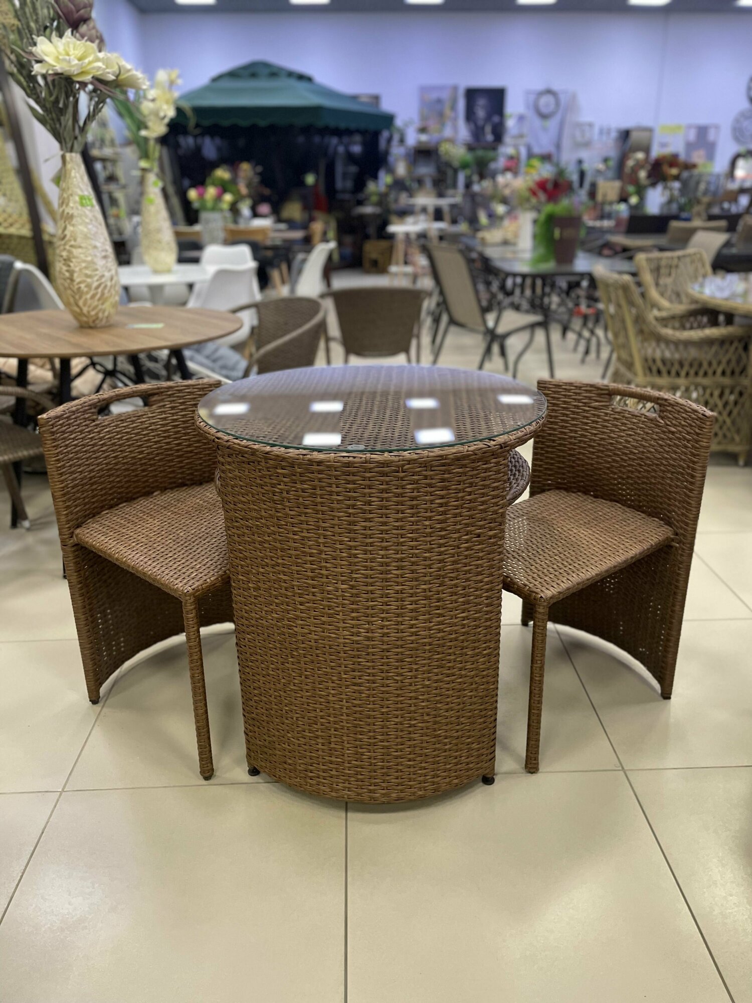 фото Комплект обеденный-трансформер "дуэт" из искусственного ротанга: 2 стула, стол д72 см, стекло закаленное (орех светлый)