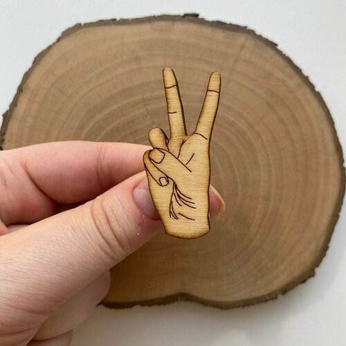 Брошь Авторская брошь Виктория / Деревянная брошка ручной работы жест два пальца, бежевый