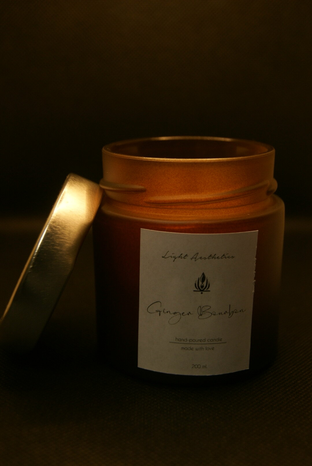 Свеча ароматическая с деревянным фитилем и крышкой - аромат "Ginger Bourbon", 200 мл.