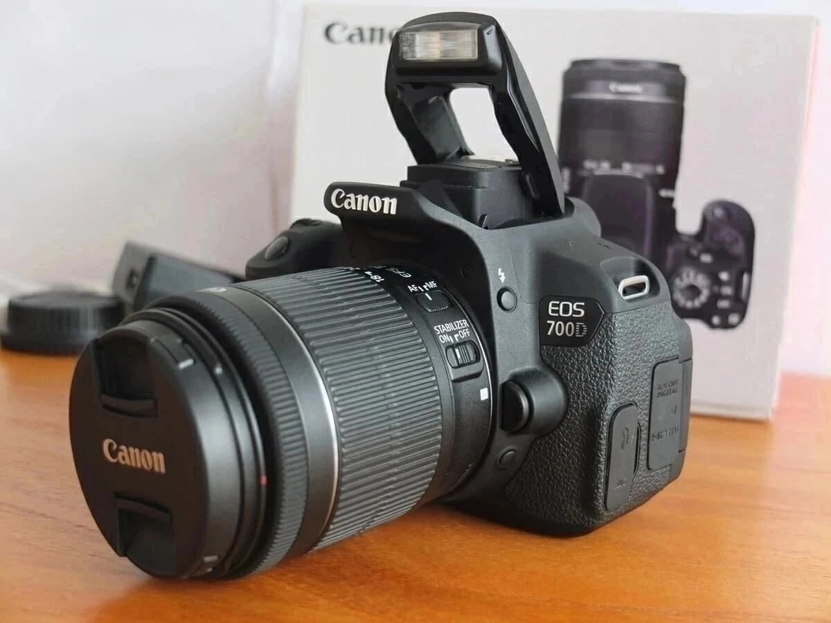 Canon EOS 700D - фотоаппарат с объективом 18–55 мм III/II