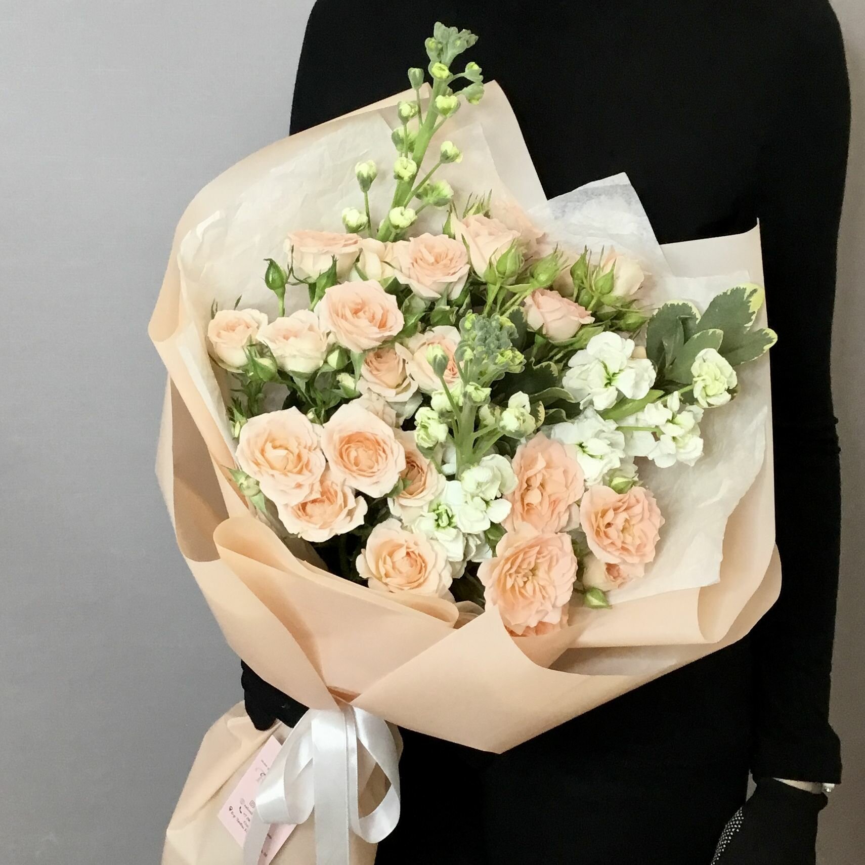 Букет с кустовой розой и маттиолой "Весна"