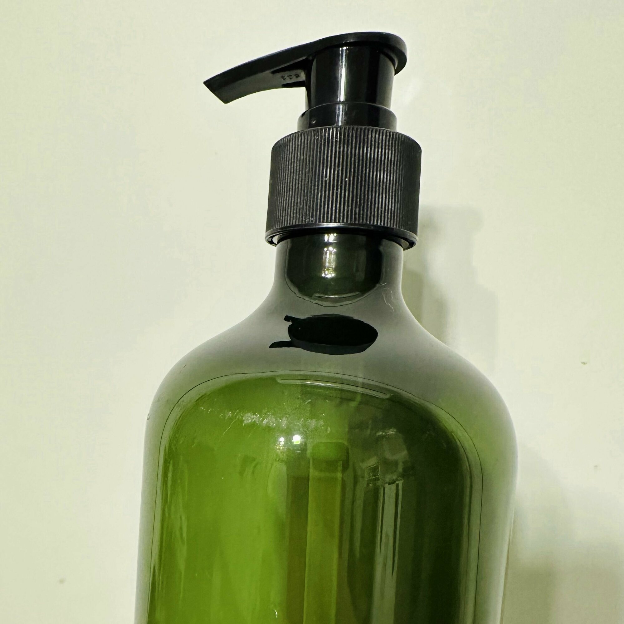 Бутылка с дозатором Green Glass. Товар уцененный