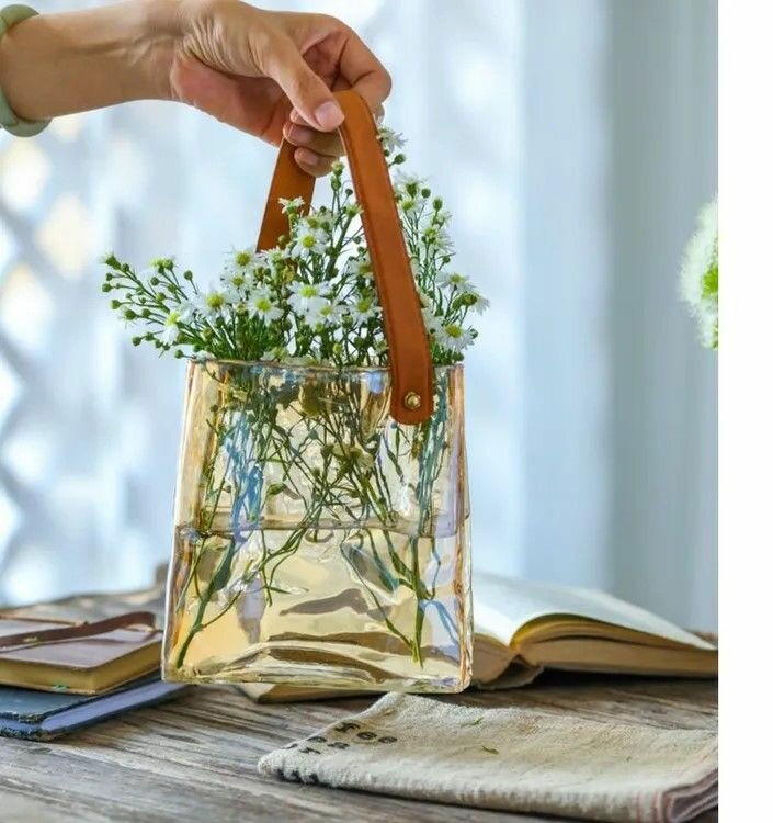 Ваза декоративная для цветов и сухоцветов стеклянная сумка золотая 1.8л 19х18х10см