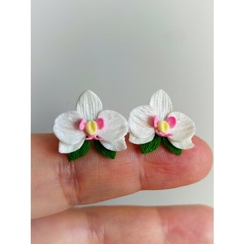 Серьги пусеты Tiny Petal Цветы, полимерная глина, размер/диаметр 20 мм, белый