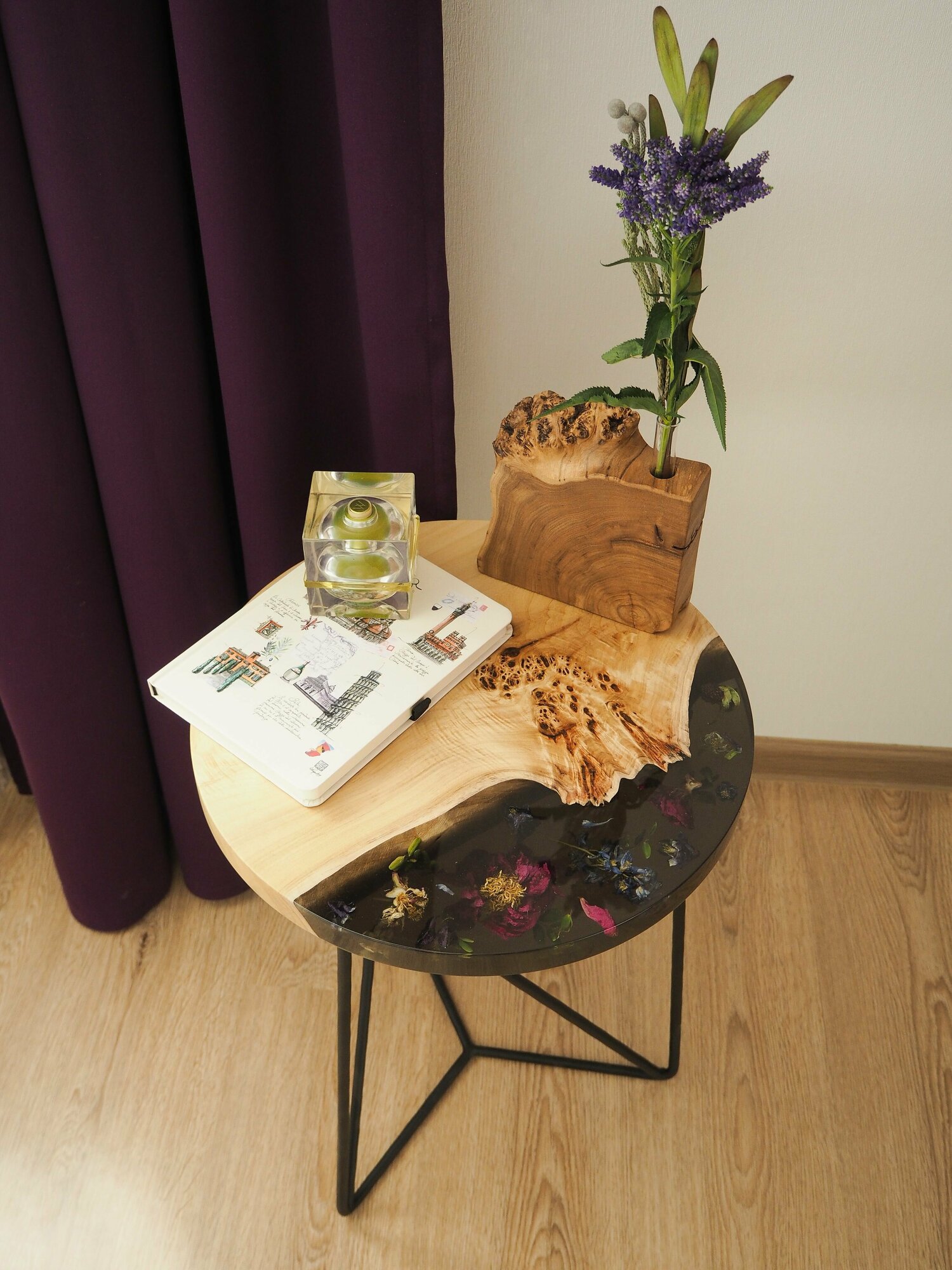 Журнальный стол wild forest из слэба капового тополя с эпоксидной смолой и высушенными цветами СТЛ038