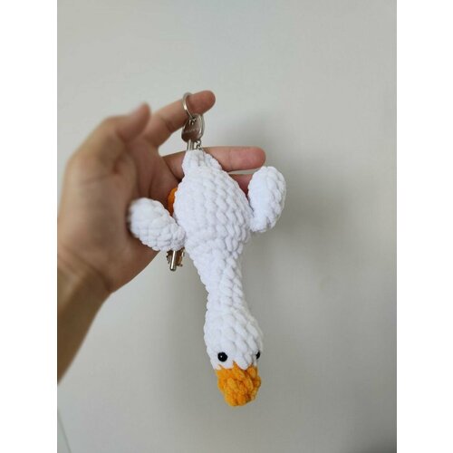 Гусь обнимусь вязаная игрушка брелок