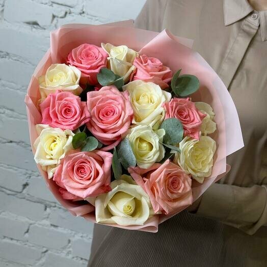 Букет живых цветов из 15 одноголовых роз с ароматным эвкалиптом