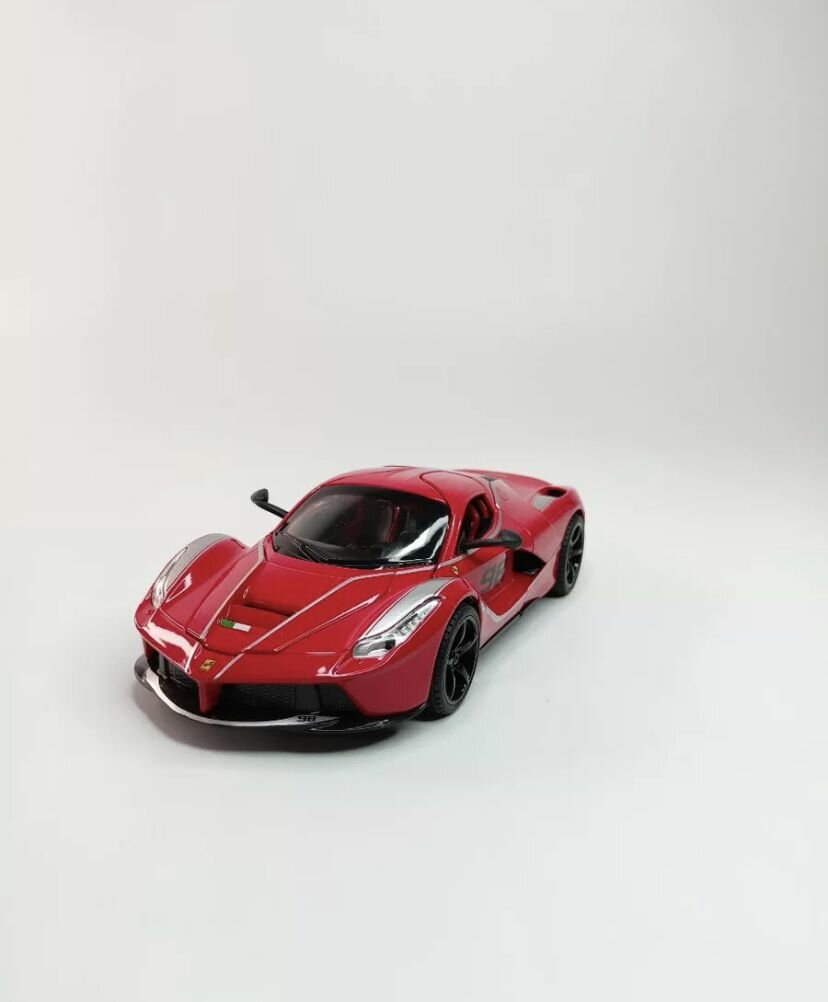 Машинка игрушка металлическая Ferrari Laferrari 1:24