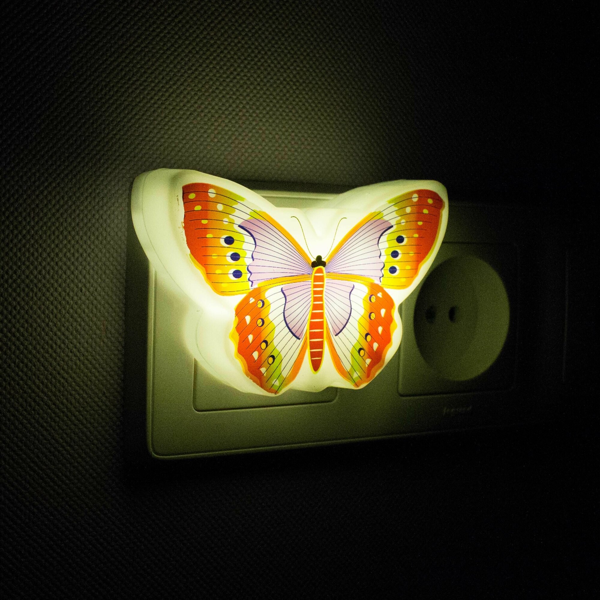 Ночник детский для сна Бабочка старт светильник в розетку , фиолетовый