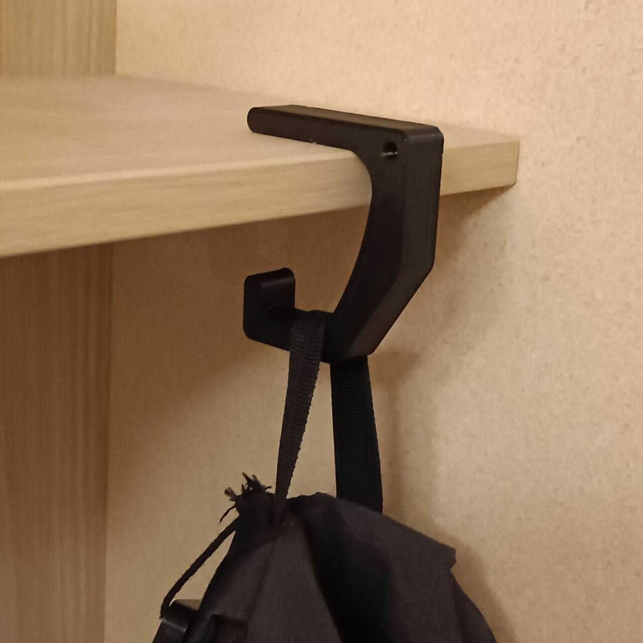 Крючок на стол держатель для сумки или рюкзака черный