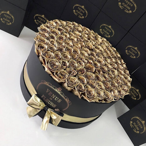 Букет живых цветов, золотые розы в коробке 101 шт.