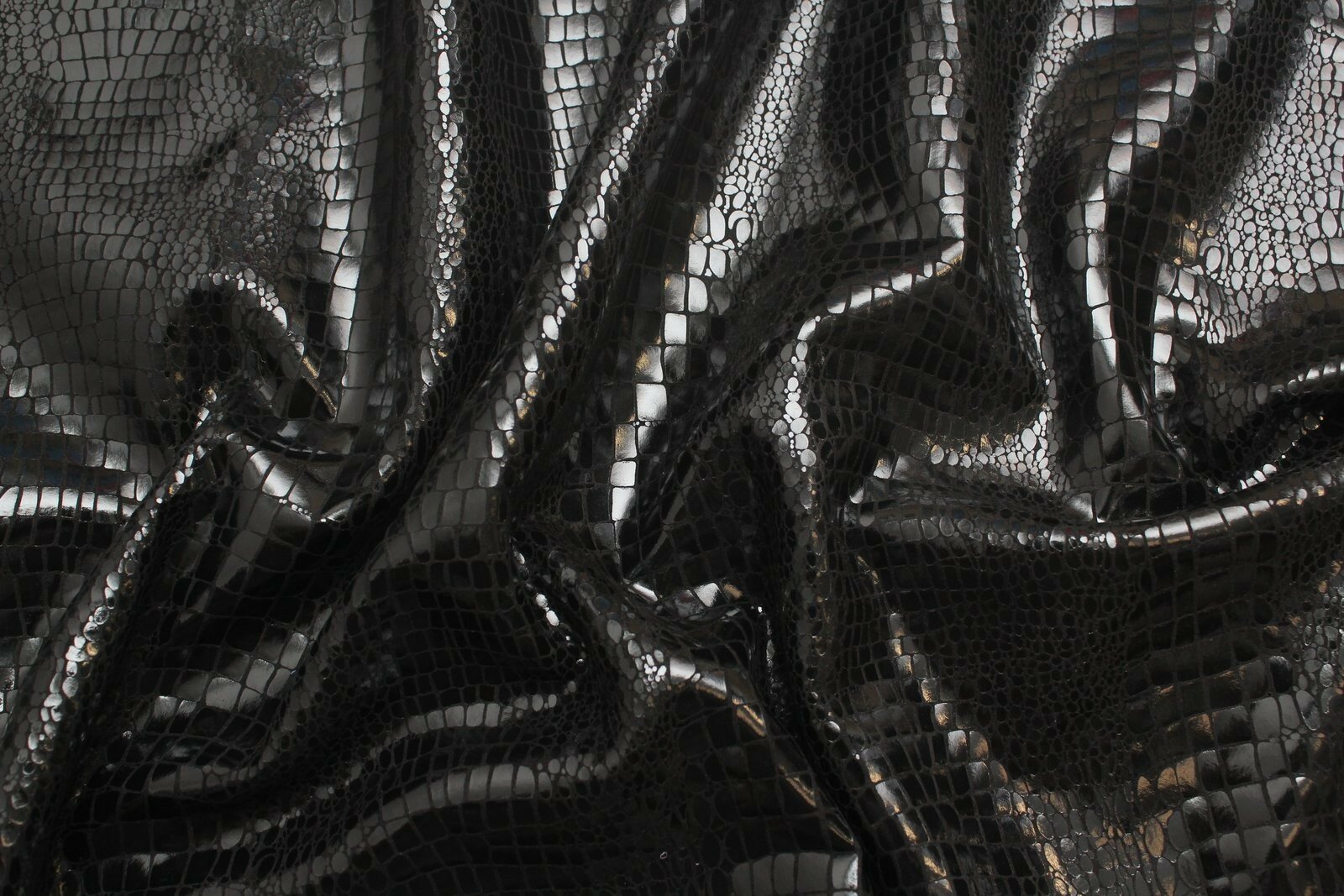 Ткань Кожа искусственная лаке под змею черного цвета, 540 г/пм, ш145см, 0,5 м