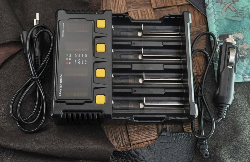 Зарядное устройство Armytek Charger Uni C4