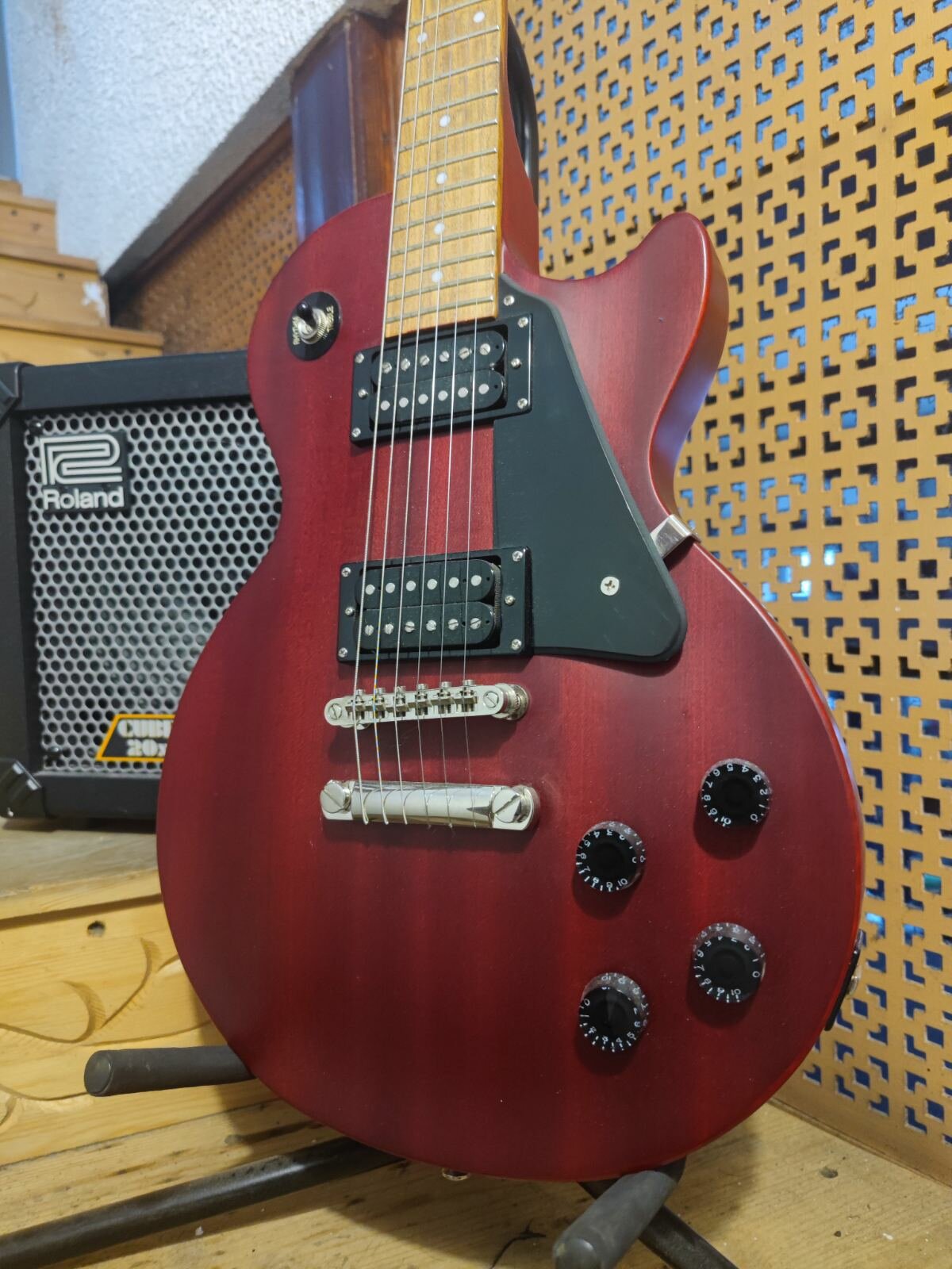 Epiphone Les Paul Studio - профессиональная электрогитара гитара