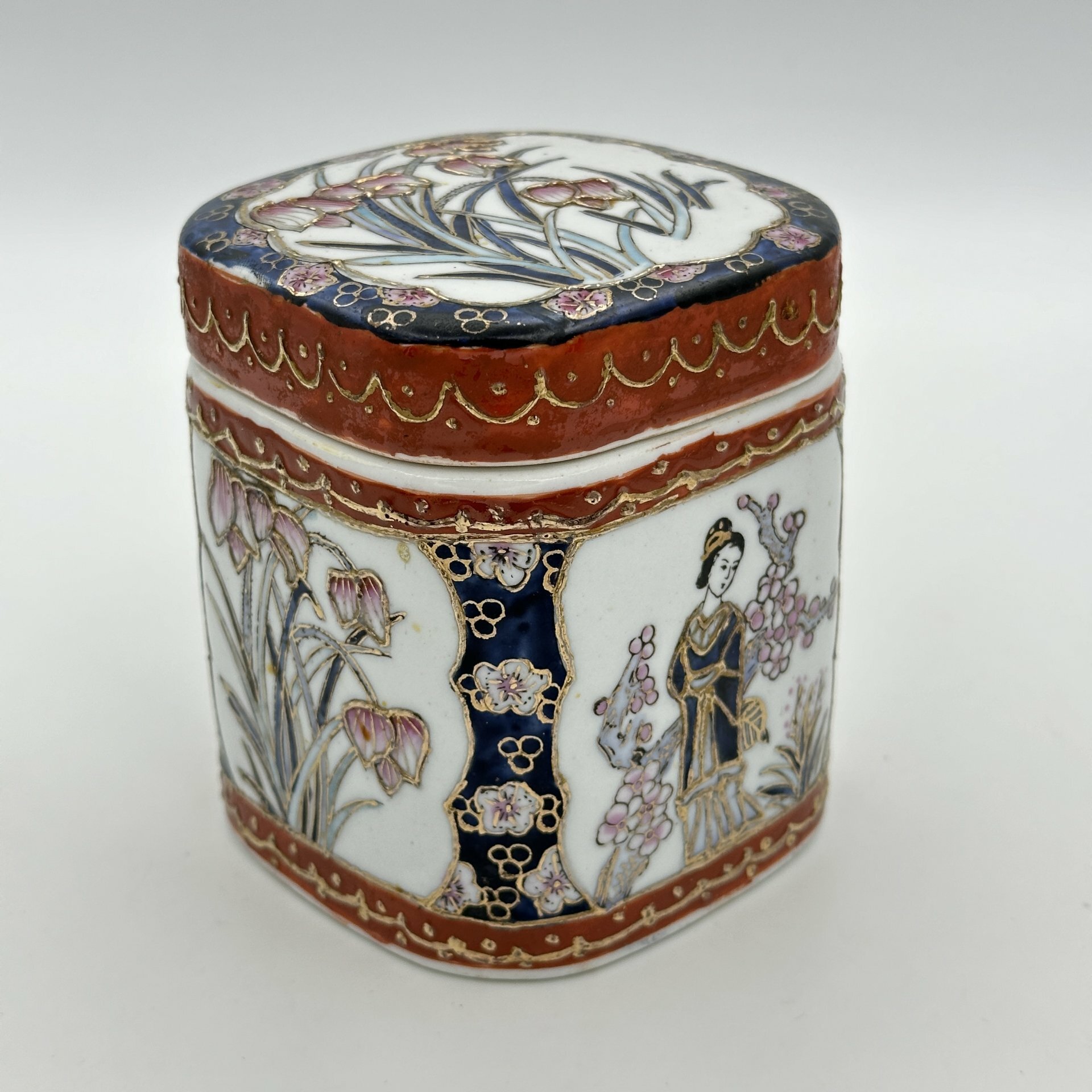 фото Чайница (шкатулка), украшенная жанровой сценкой и цветочным декором, фарфор