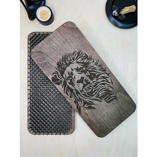 Доска садху для ног для стояния на гвоздях шаг 8мм с гравировкой Лев цвет Венге с чехлом 5775₽