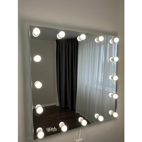 Гримерное зеркало с лампами
