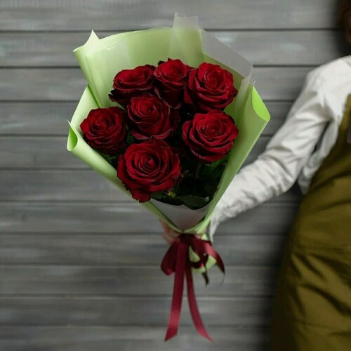 Изображение товара Монобукет Букет Маркет, 7 роз, Эквадор, красные, 50см, L, оберточная бумага