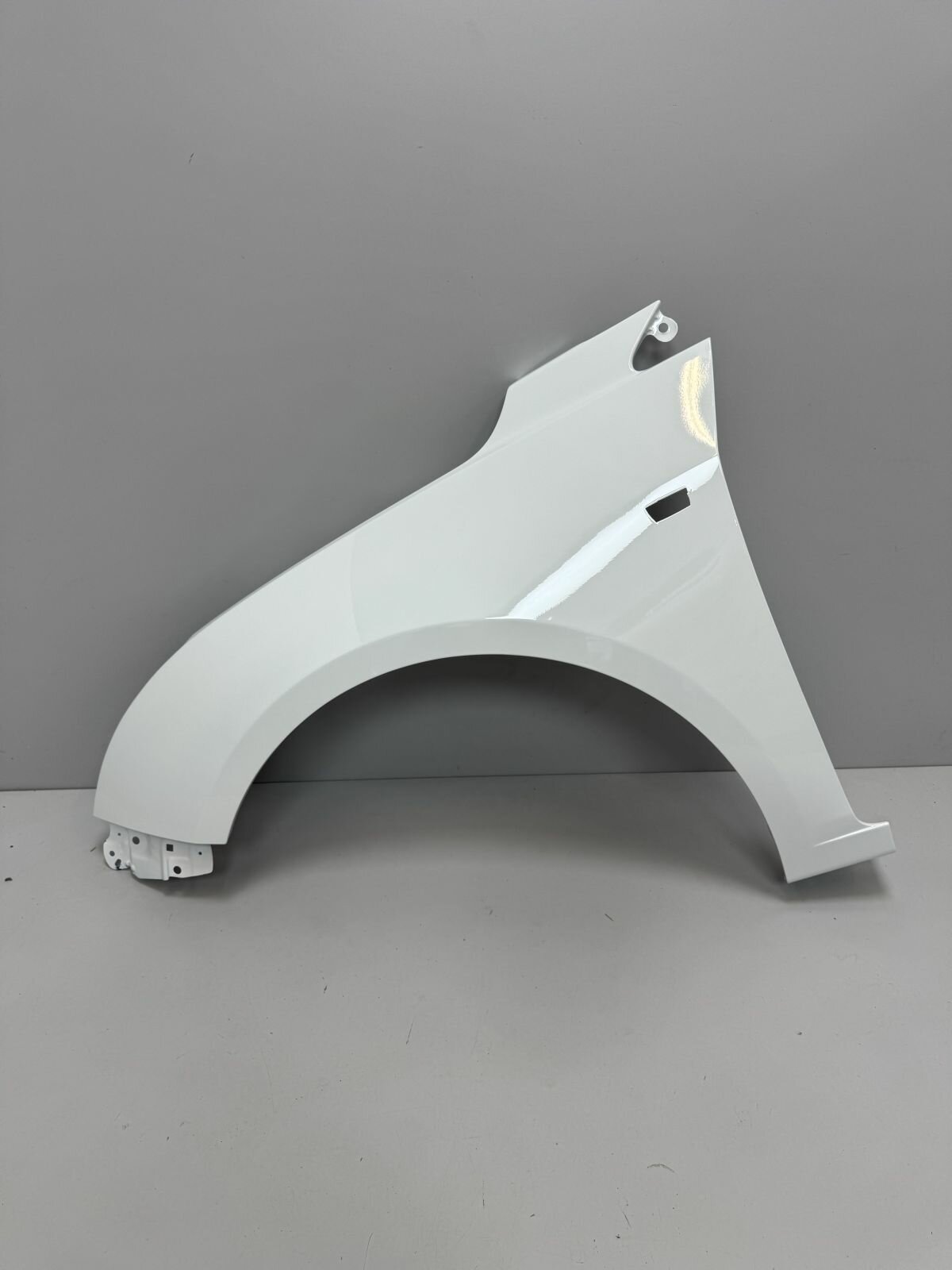 Крыло переднее левое в цвет для Шевроле Круз 2008 - 2015 г. GAZ - белый