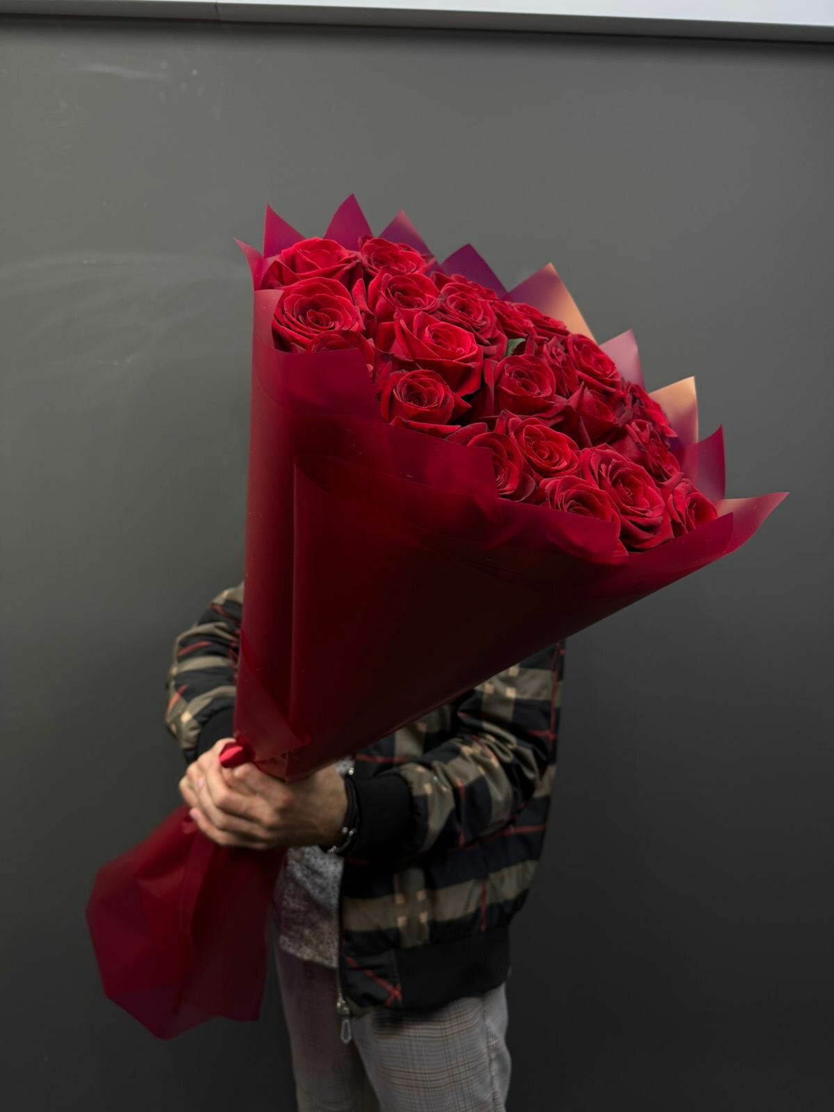 Букет метровые Розы 25 роз / Длинные (Гигантские) Розы / Доставка Цветов / 25 роз 100 см (1 метр) высокие