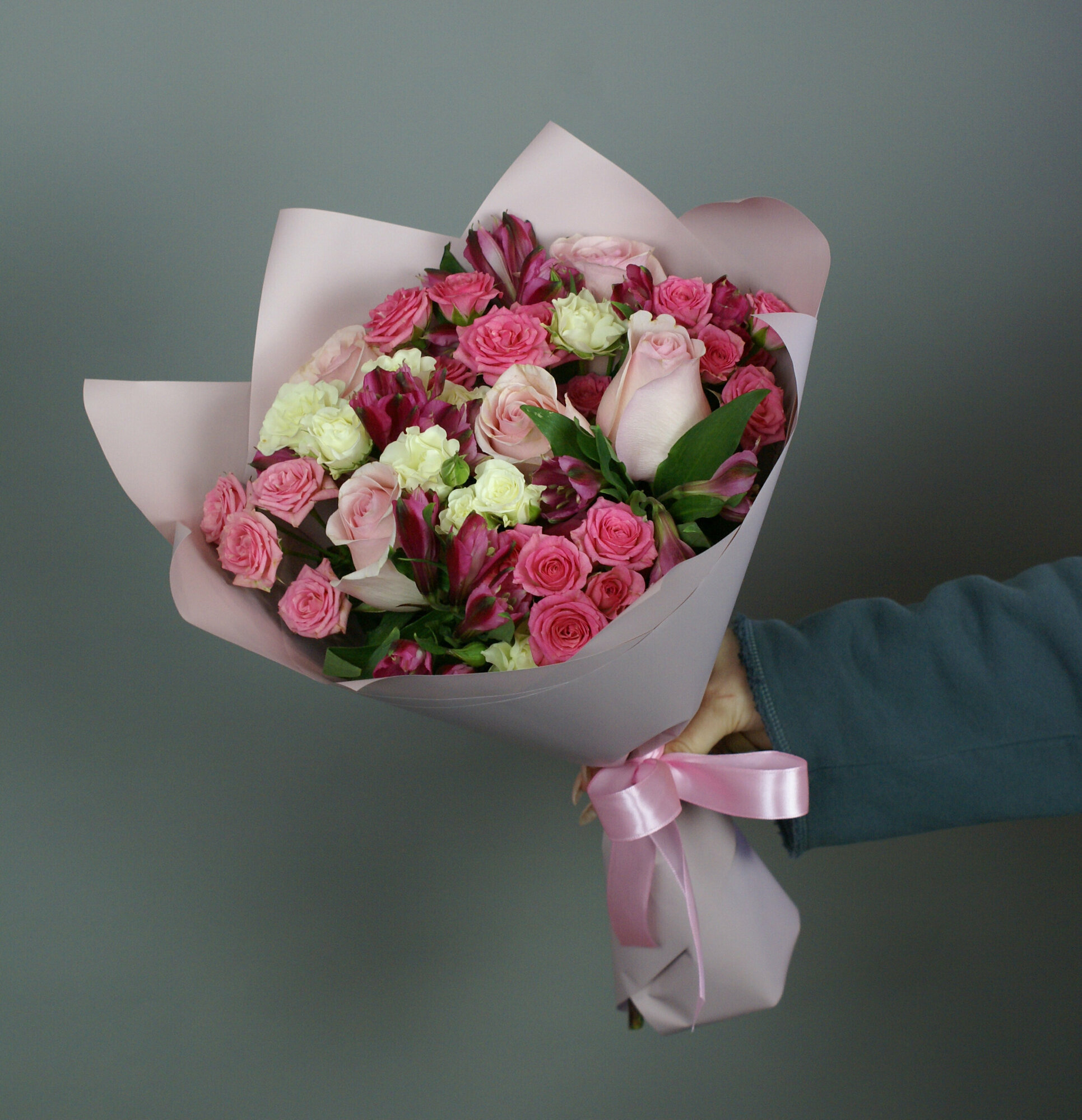 Букет из кустовых роз и альстромерий,7-и кустовых роз, 5-и розовых роз и 5-и альстромерий "Цветочная красота" 48 см