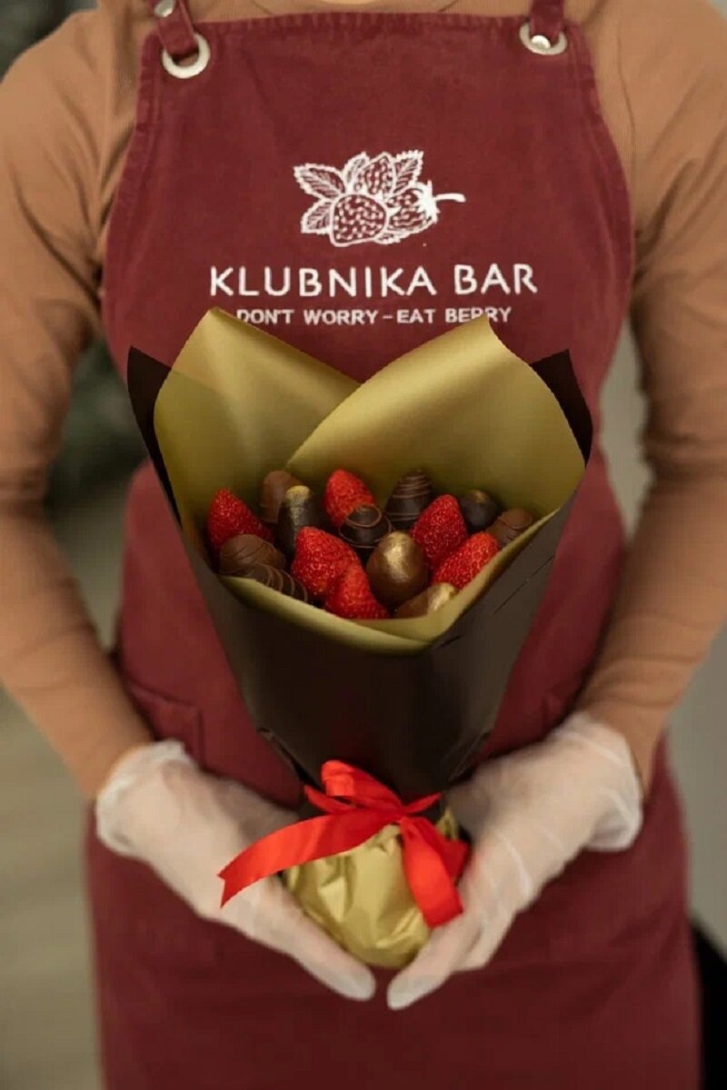 Букет из свежей клубники с бельгийским шоколадом Klubnika Bar "Золото S"