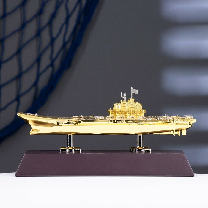 Корабль сувенирный на подставке Авианосец 25см 9944988