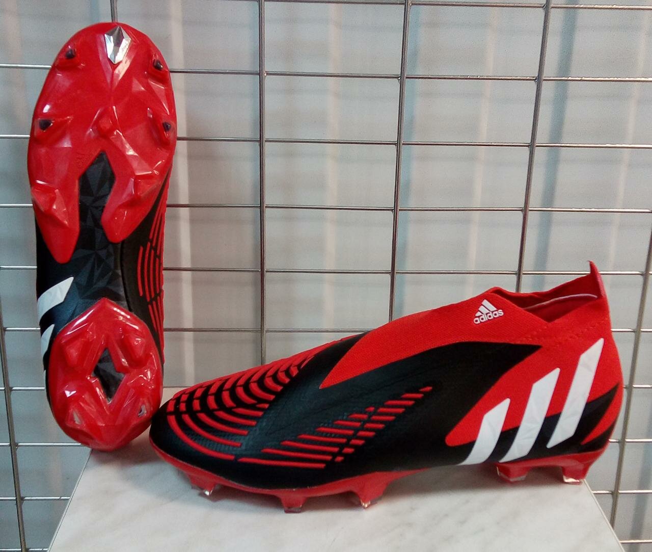 Для футбола ADIDAS PREDATOR размер 42 ( длина по стельке 26 см ) бутсы футбольные и регбийные Красные