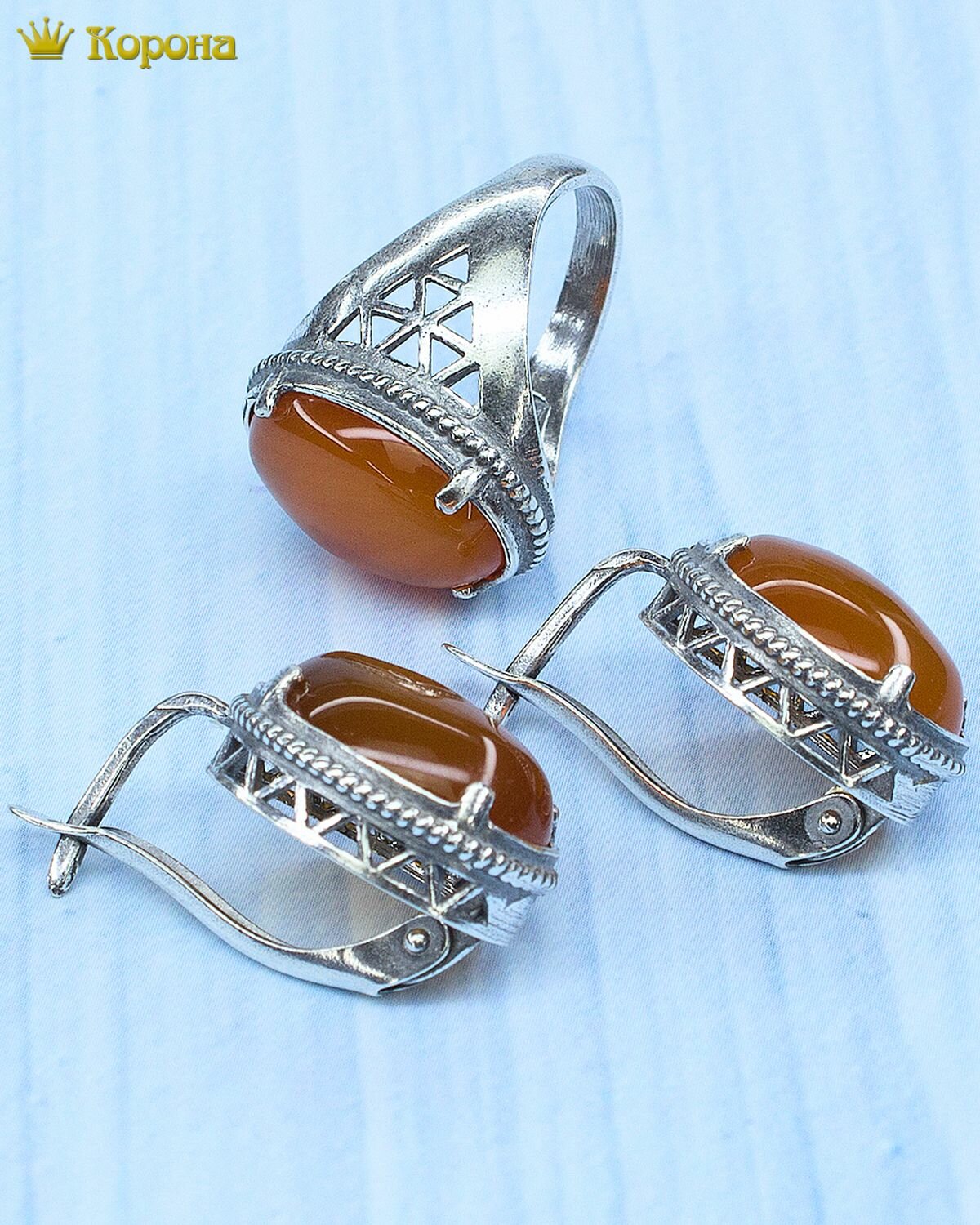 Комплект бижутерии Комплект посеребренных украшений (серьги + кольцо) с натуральным сердоликом: серьги, кольцо, сердолик