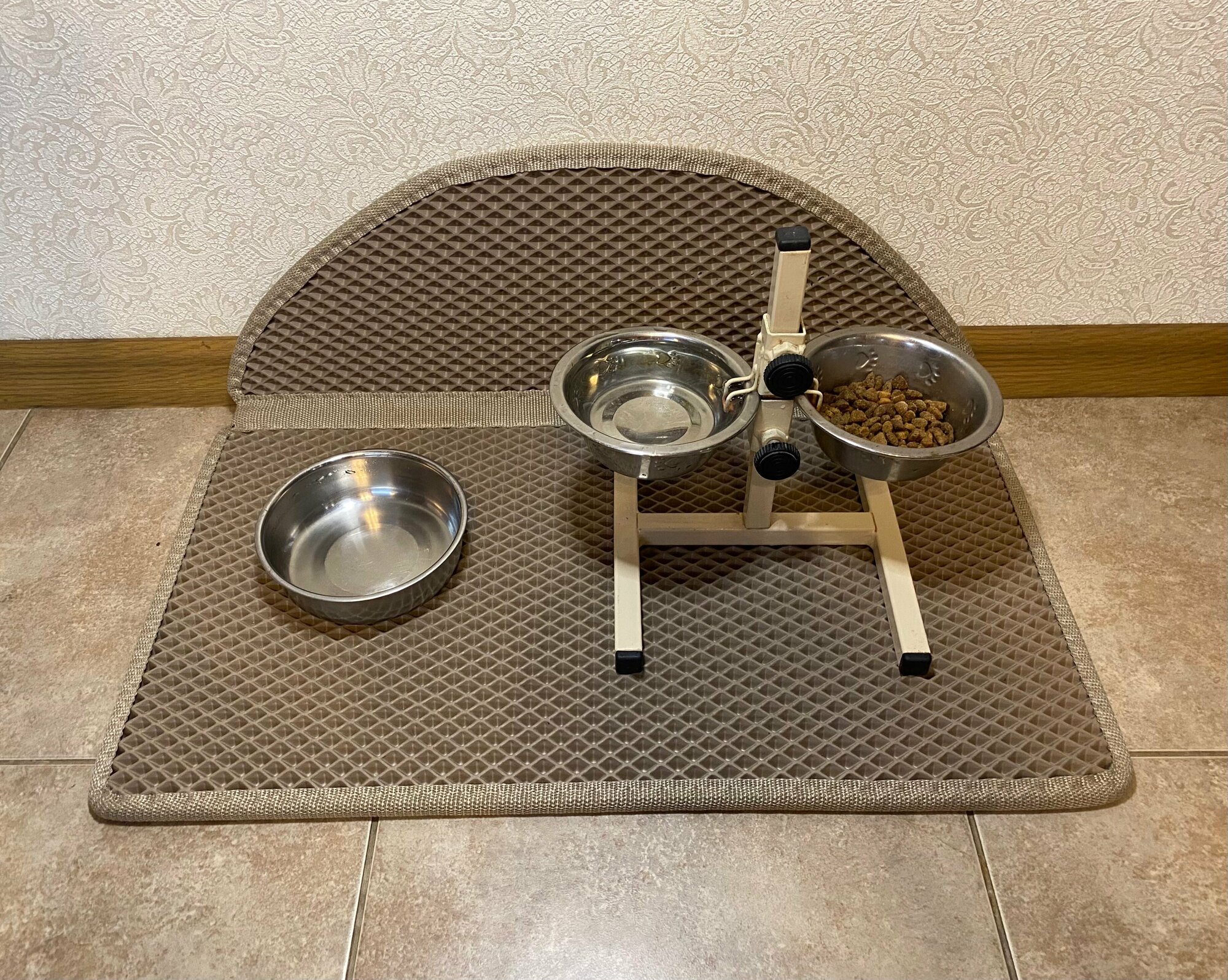 фото Коврик с бортиком Полукруг, под миску для кошек и собак. Размер 59*31 см. Цвет - Бежевый.