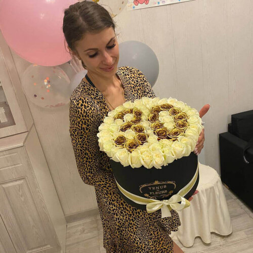 Букет живых цветов, белые розы с золотой датой 51 шт.