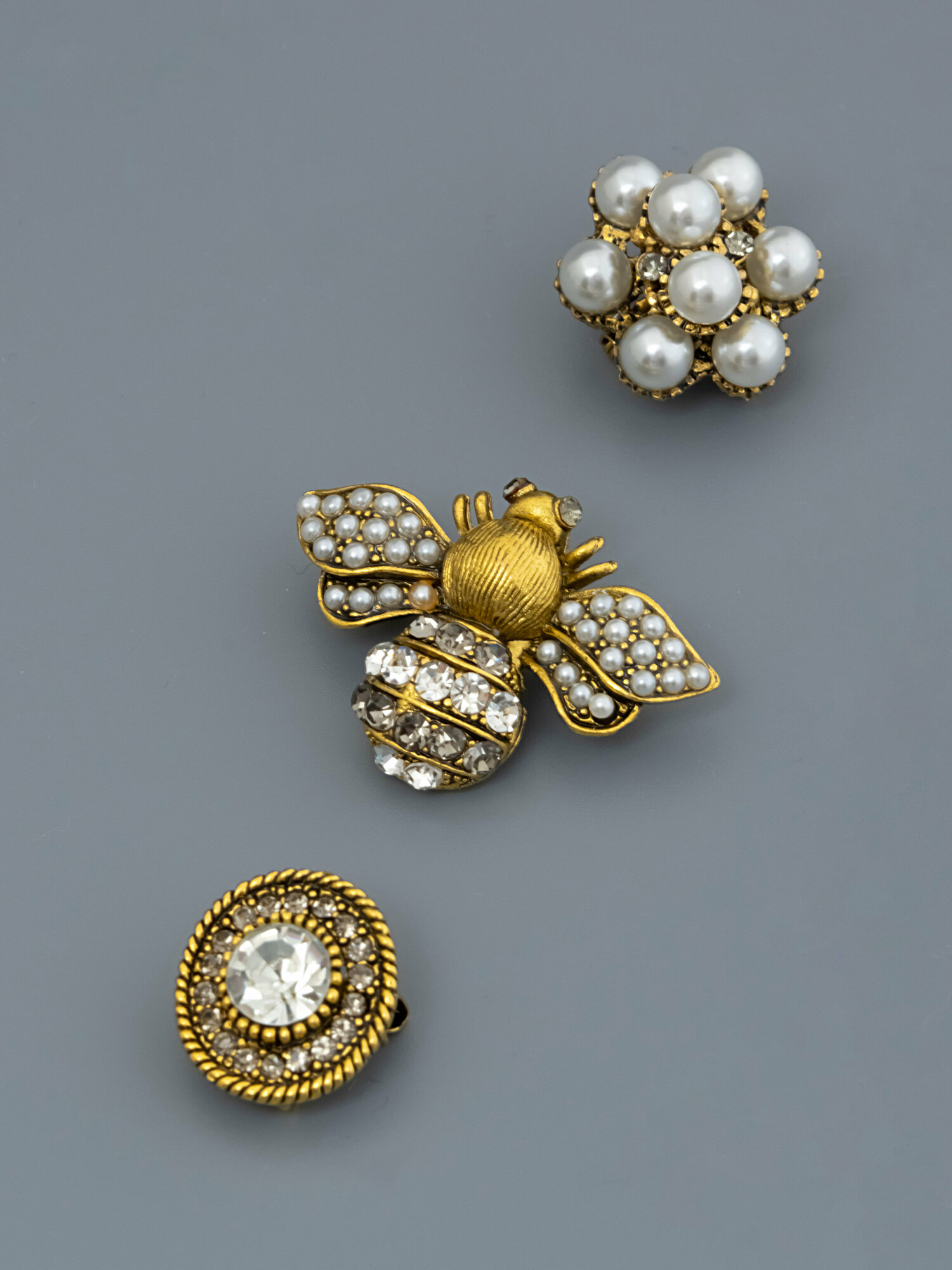Комплект брошей ЖемАрт, жемчуг имитация, кристалл, 3 шт., золотой/белый — фото 1