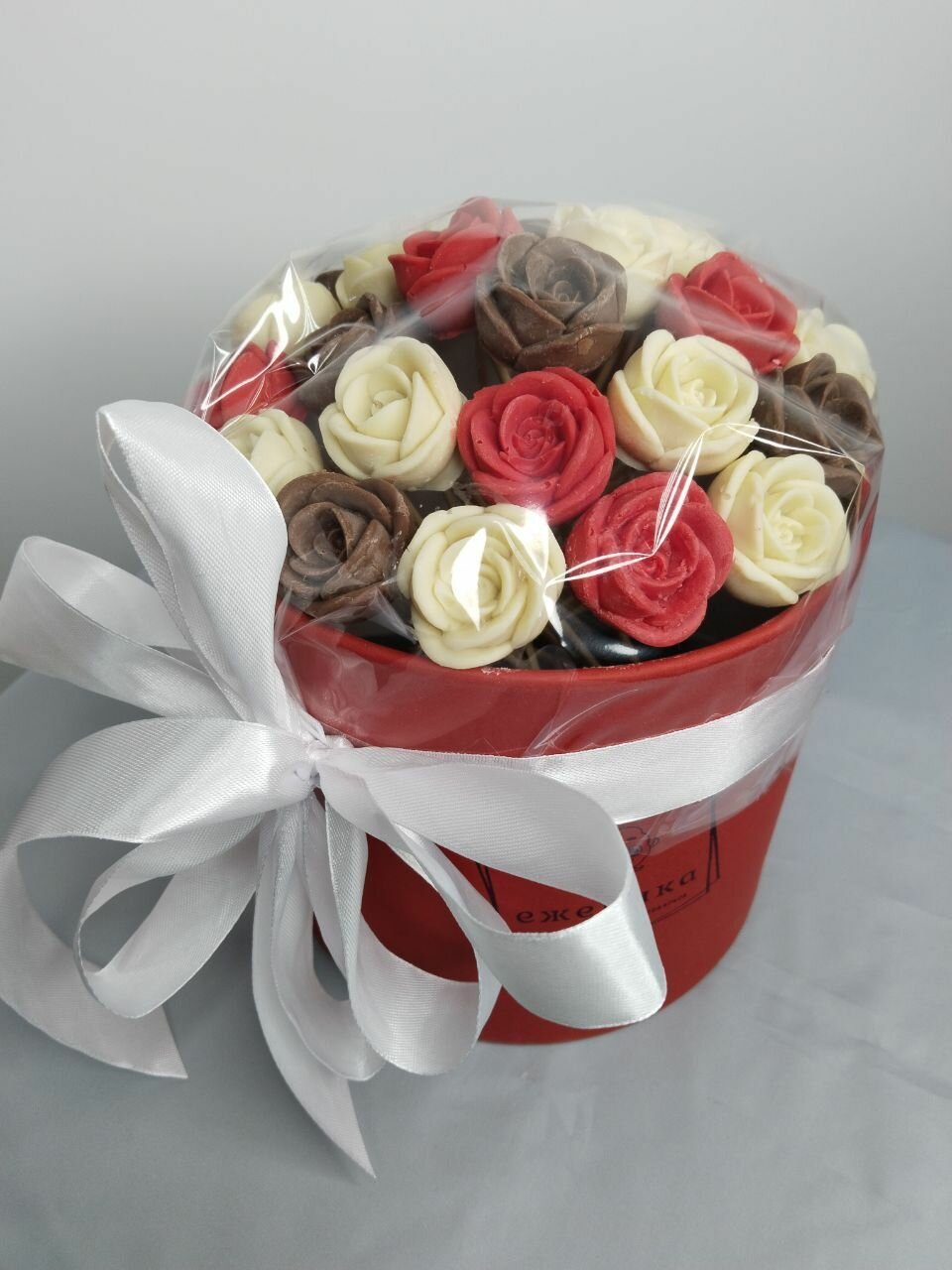 Шоколадный букет из 25 роз в шляпной коробке на 8 марта . Белые красные молочные розы в розовой упаковке. ХИТ.