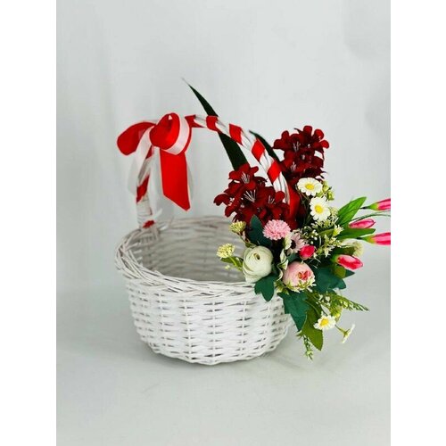 Пасхальная подарочная корзина с искусственными цветами