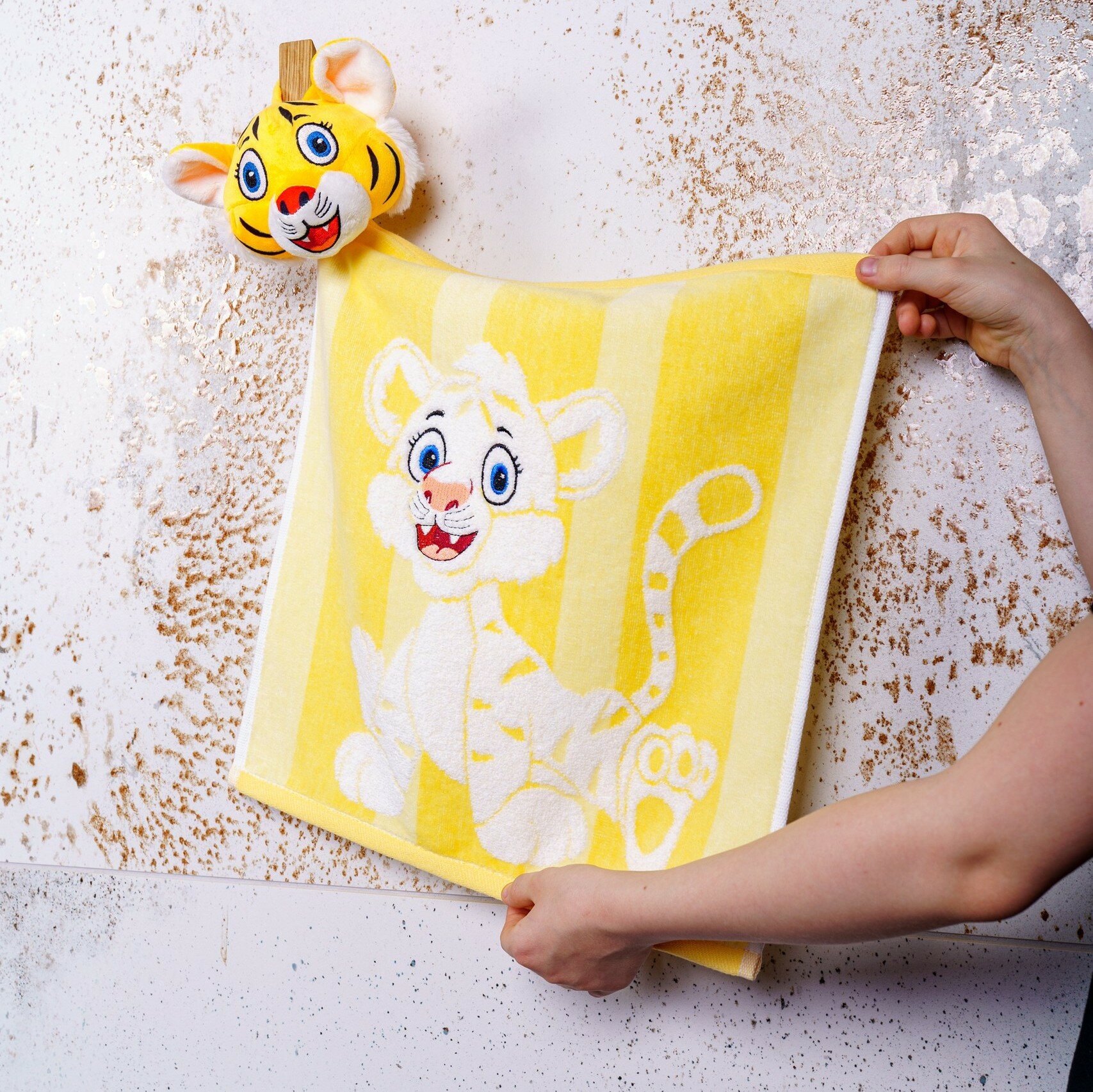 фото Детское полотенце для рук и лица с игрушкой тигр голубое