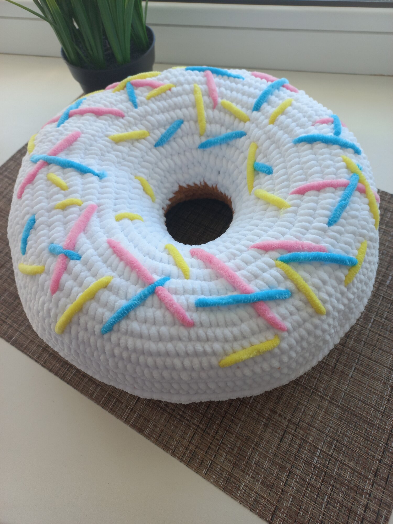 Декоративная подушка пончик белый