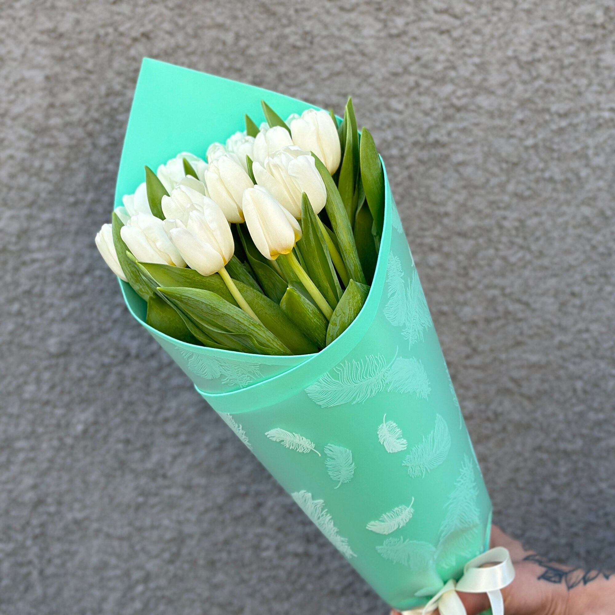 Букет живых цветов из 15 белых тюльпанов в упаковке "Мята" // Радуга Букет