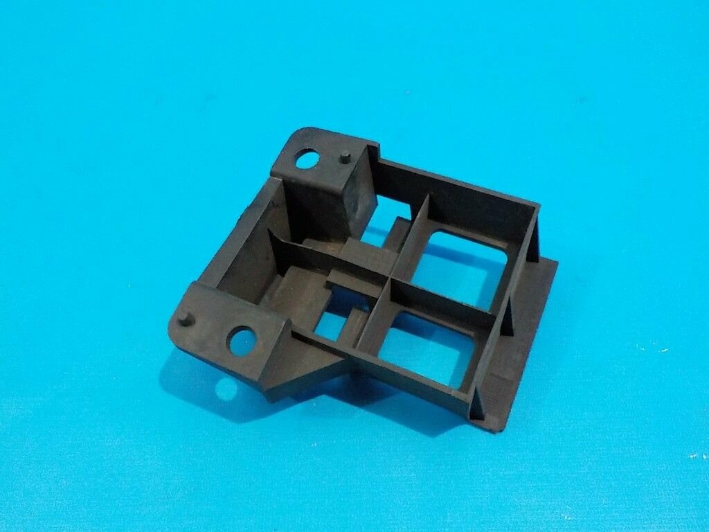 Кронштейн переднего бампера правый VOLKSWAGEN Crafter 2006-2016 A9068850263 - Б/У