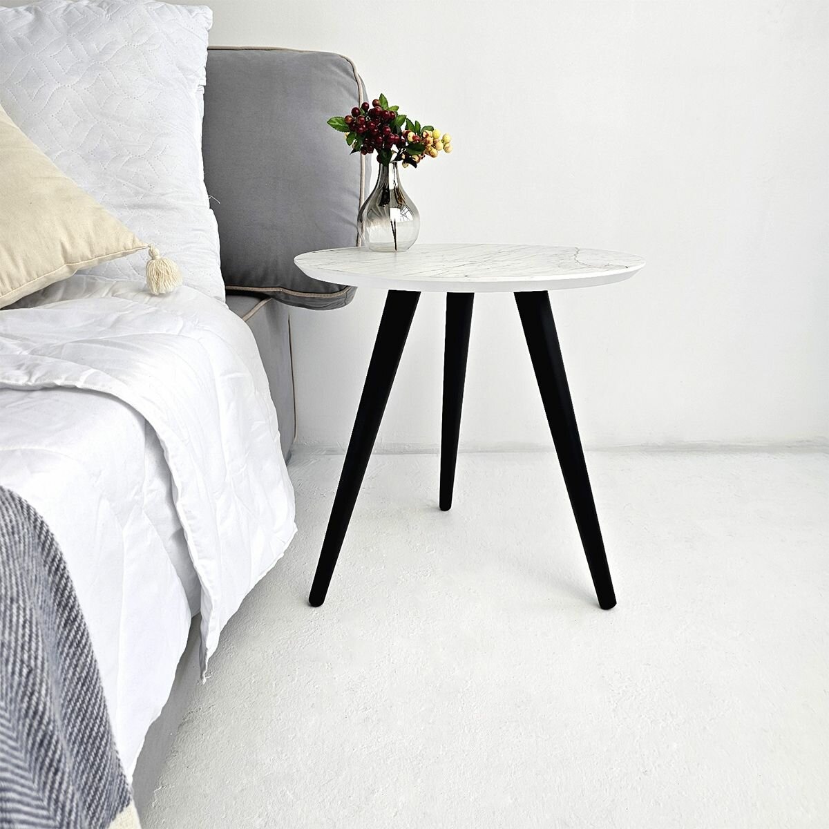 фото Журнальный столик белый мрамор искусственный камень пластик для гостиной деревянные опоры