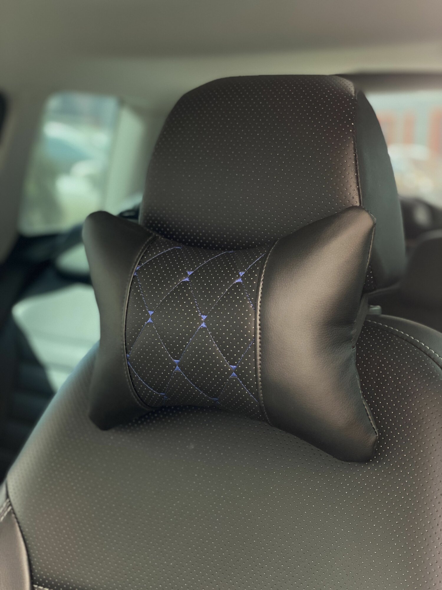 фото Подушка автомобильная из экокожи под голову, подголовник в машину для водителей