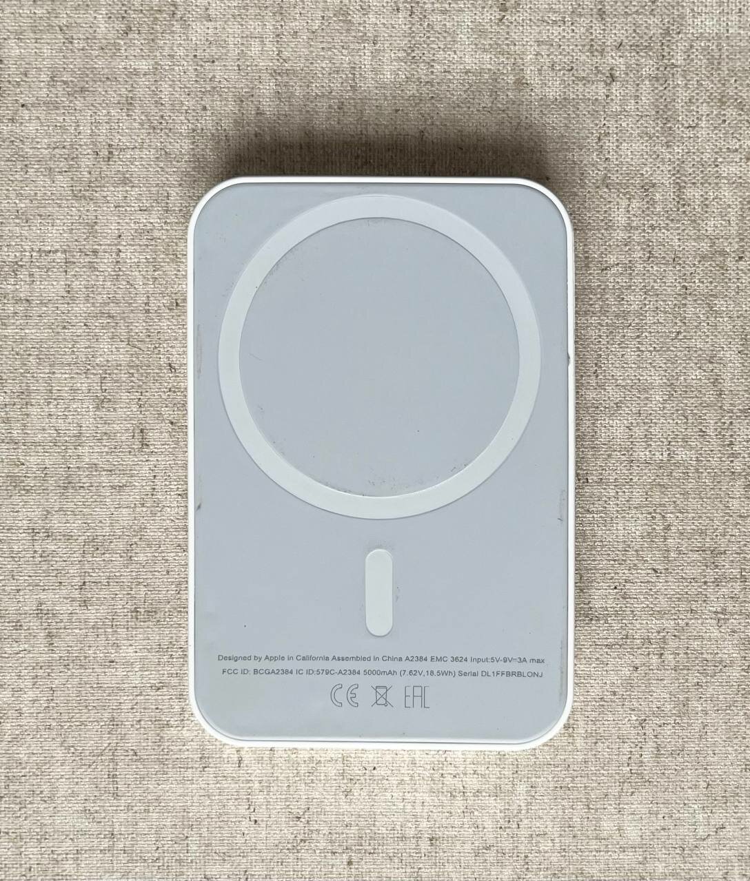 Подарок сувенир женщине врачу, медсестре, медику - внешний беспроводной магнитный аккумулятор (паувербанк) для I Phone с принтом "Врач" (женщина врач с цветами). — фото 1