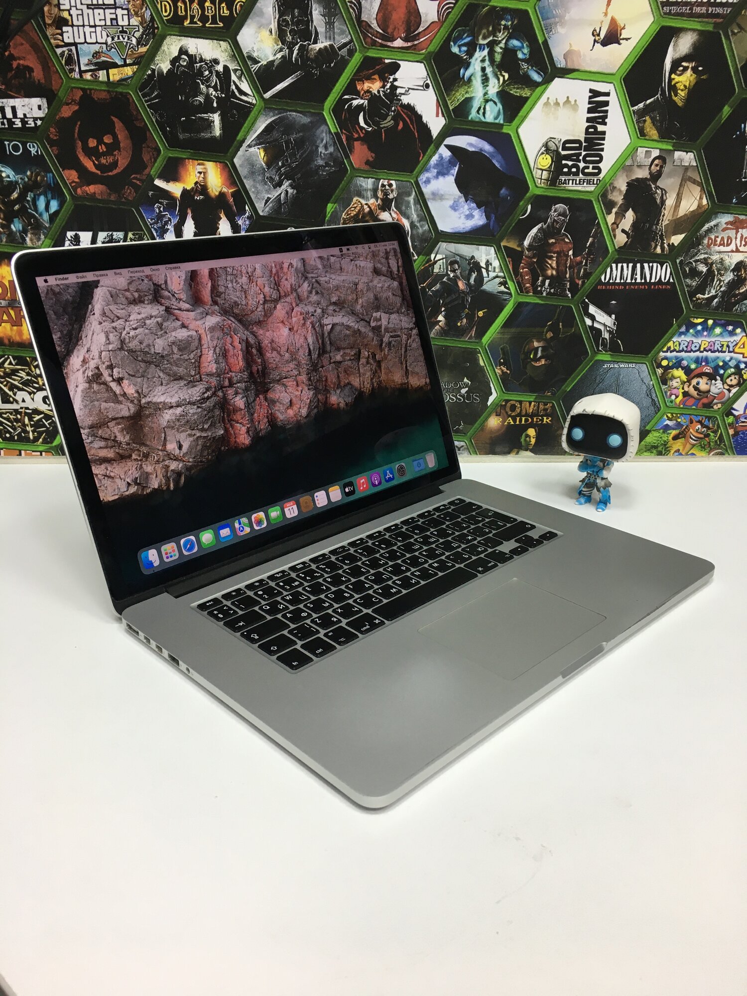 Ноутбук Apple MacBook Pro 15 Retina 2880x1800, Intel Core i7 4x2200Mhz, 16Gb, Intel Iris Pro, SSD 128Gb, 2015, OS Monterey.