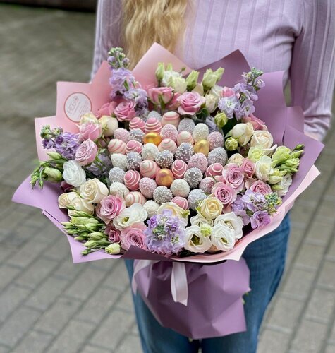 Изображение товара Букет с клубникой в белом, розовом и фиолетовом шоколаде, кокос, белый воздушный рис, 400 г, с миксом цветов, Shine