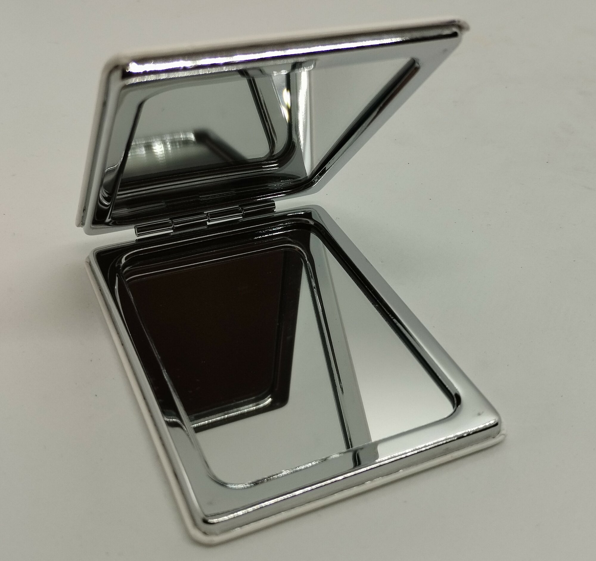 Зеркало кожаное, прямоугольное "Две изящные кошки" — фото 1