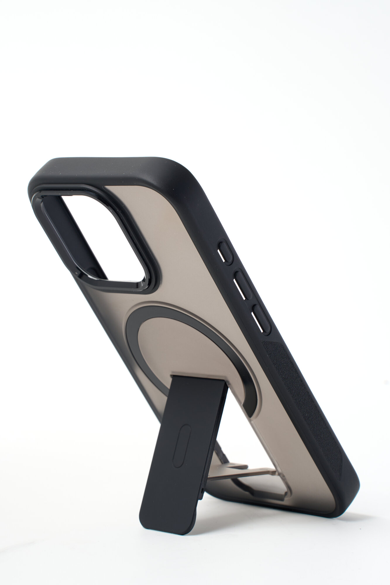 Чехол на Айфон 16 Про (iPhone 16 Pro) с поддержкой беспроводной зарядки и подставкой, черный — фото 1