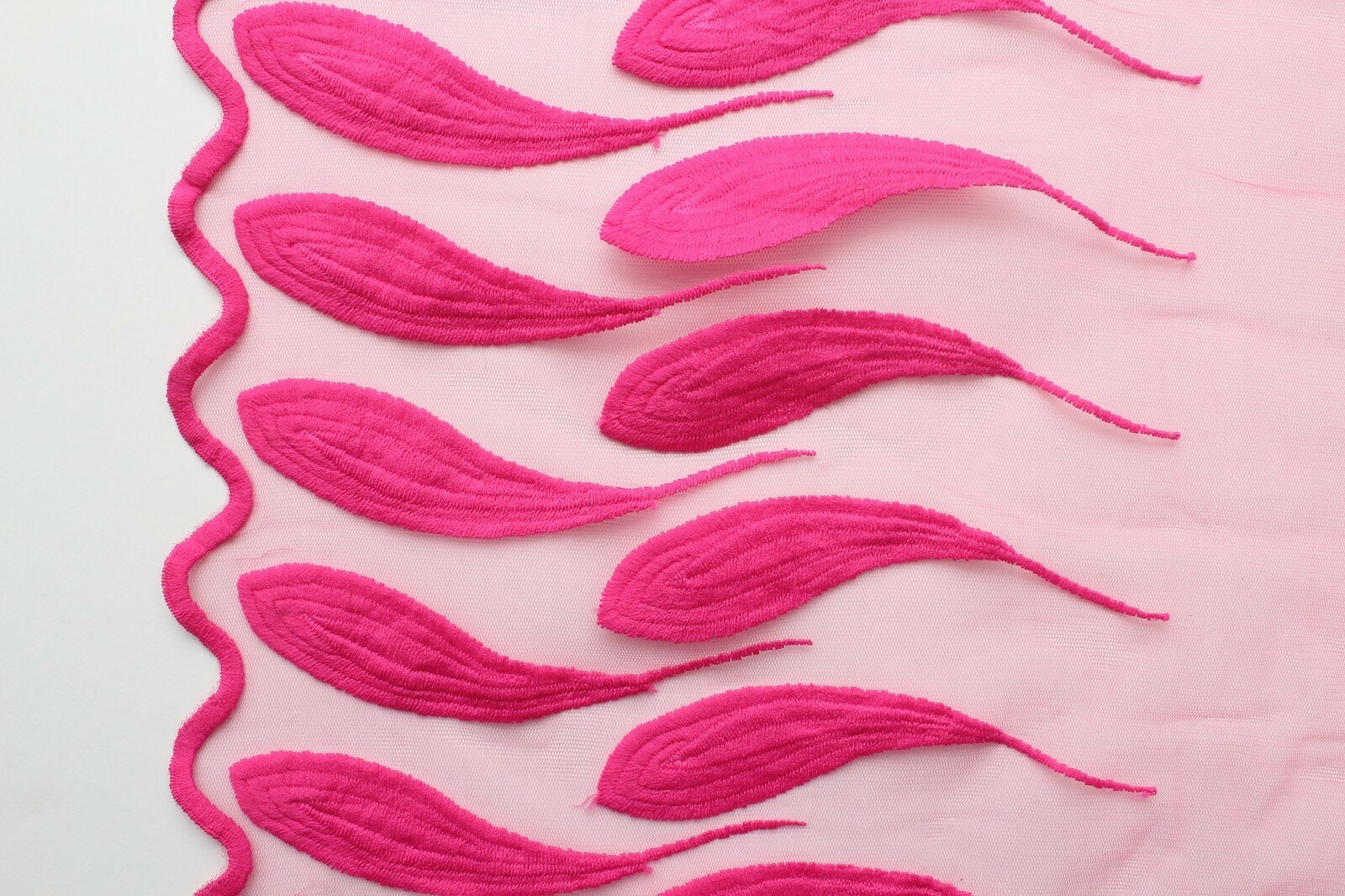 Ткань Вышивка на розовом фатине в виде каймы с узором капель, ш27см, 0,5 м