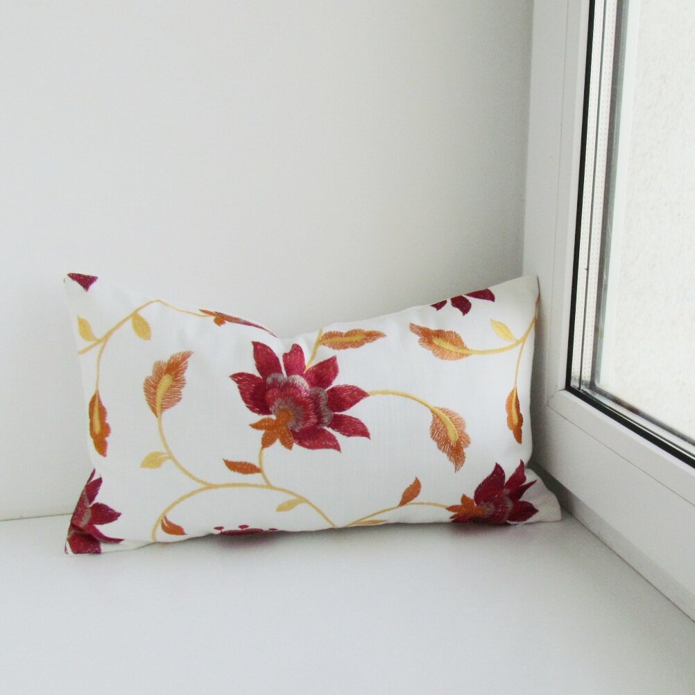 Декоративная подушка с вышивкой с потайной молнией 23х40 см цвет-белый.