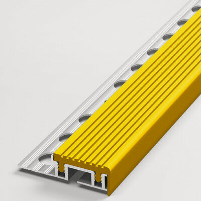 Изображение товара Угловая противоскользящая накладка на ступени Лука ПУ09-1, длина 2,5 м, алюминиевая, со вставкой из ПВХ, желтая 423