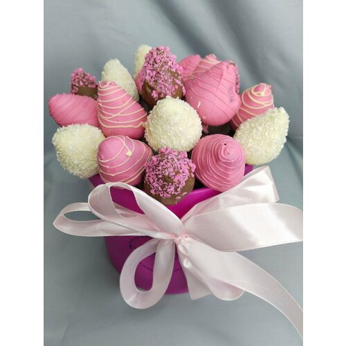 Клубника в шоколаде 19-21шт, букет в шляпной коробке коллекция 